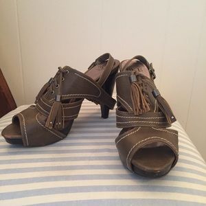 Cute double strapped height heels!